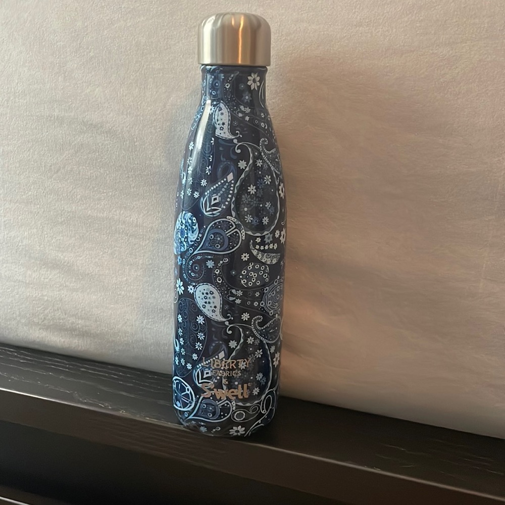 Starbucks Swell Liberty Of London Water Bottle 17oz Marky Paisley Blue